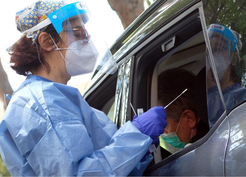 Coronavirus: “I tamponi sono inaffidabili”. Medico di base accusa il Governo