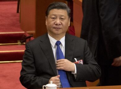 Xi lancia il nuovo miracolo cinese. Ma si interrompe 4 volte per la tosse