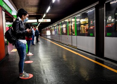 Mezzi pubblici, bus e tram al 50%: 275 mila persone a piedi. Lo scenario