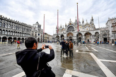 Venezia, uomo senza mascherina aggredito da un passante