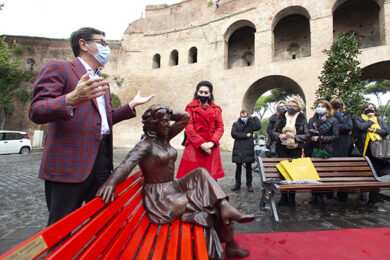 Donne e cinema: a Largo Fellini, sulla panchina rossa, siede Anna Magnani