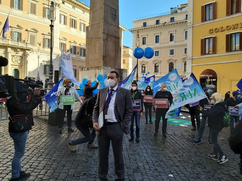 Nursind in piazza: “No pacche sulla spalla, ora valorizzare gli infermieri” Nursind in piazza: “No pacche sulla spalla, ora valorizzare gli infermieri”