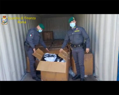 Maglie,giacche e pantaloni: la Finanza dona ai poveri 85mila capi sequestrati