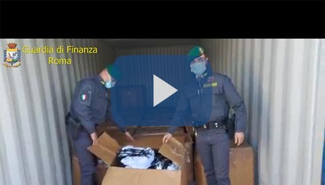 Maglie, giacche e pantaloni: la Finanza dona ai poveri 85mila capi sequestrati Maglie, giacche e pantaloni: la Finanza dona ai poveri 85mila capi sequestrati