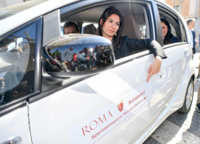 Mobilità elettrica, il piano M5S un fallimento: a Roma mancano 2600 colonnine