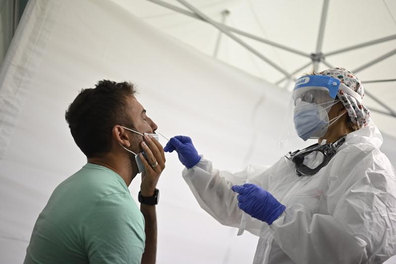 Coronavirus, impennata di nuovi casi: 8.804 in 24 ore. 83 vittime Coronavirus, impennata di nuovi casi: 8.804 in 24 ore. 83 vittime
