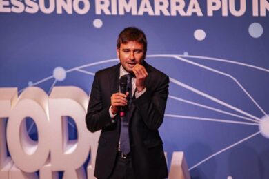 M5s, Di Battista vuole la leadership; la scalata comincia dalla Campania