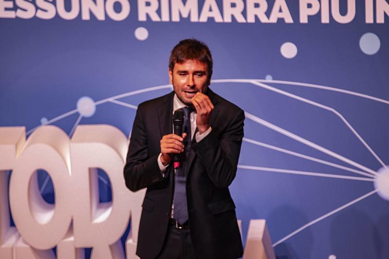 M5s, Di Battista vuole la leadership; la scalata comincia dalla Campania M5s, Di Battista vuole la leadership; la scalata comincia dalla Campania