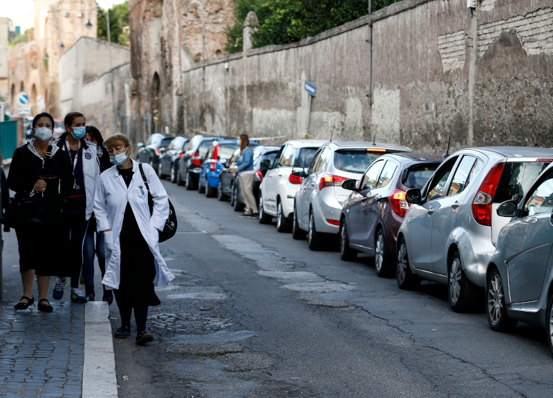 Coronavirus e tamponi drive-in: a San Giovanni 5 ore di fila. Romani disperati