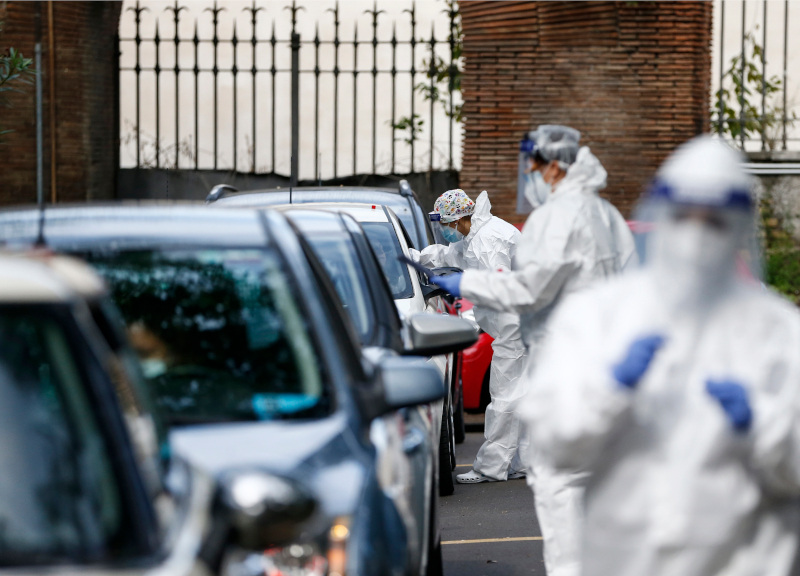 Coronavirus e tamponi drive-in: a San Giovanni 5 ore di fila. Romani disperati