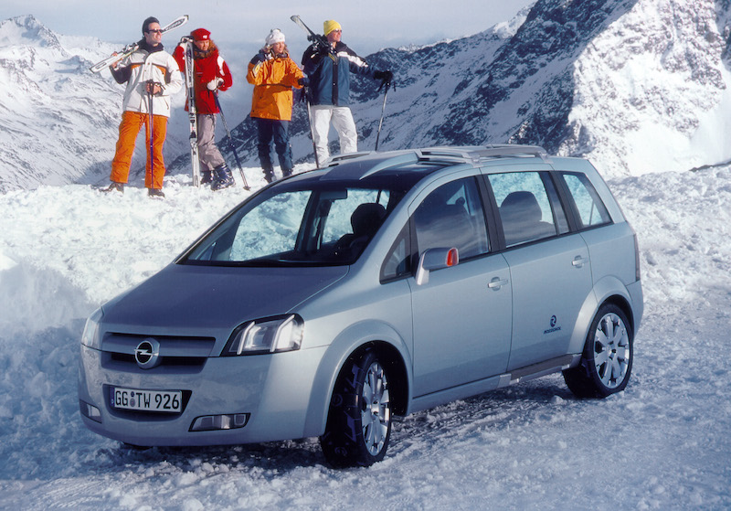 Nel 2000 Opel presentava un avveniristico prototipo di Zafira Nel 2000 Opel presentava un avveniristico prototipo di Zafira