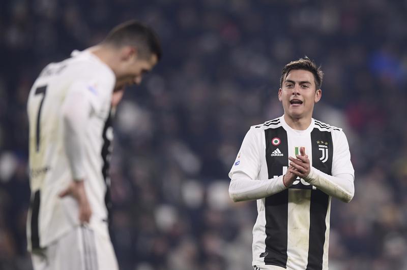 Dybala-Pirlo, faccia a faccia prima di Dinamo Kiev-Juventus Dybala-Pirlo, faccia a faccia prima di Dinamo Kiev-Juventus