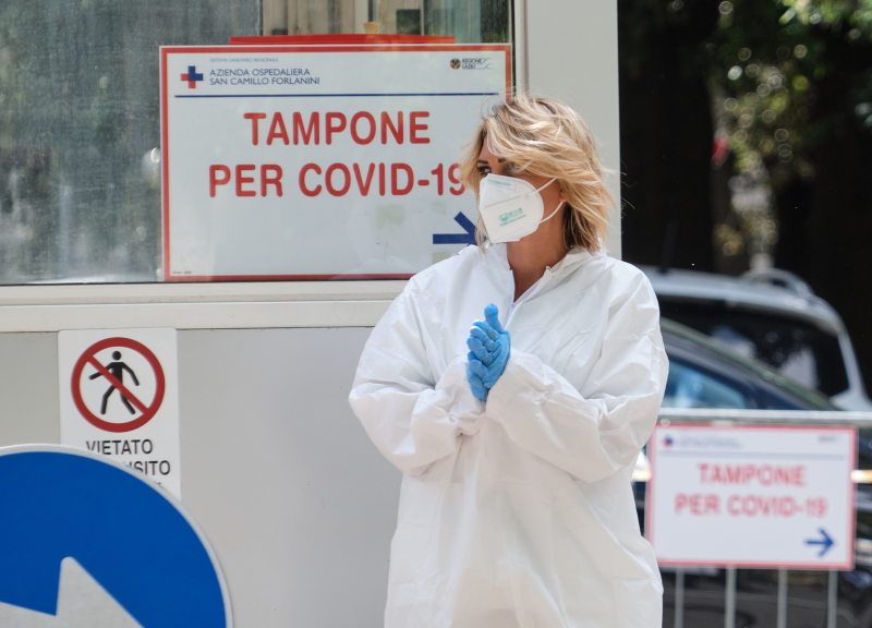 Tamponi drive-in, l’inferno al Forlanini: 100 auto in coda prima dell’apertura