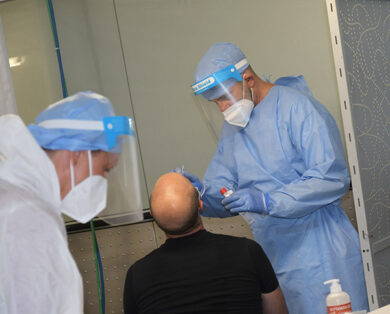 Usa, afroamericani e ispanici  aspettano i tamponi più a lungo dei bianchi