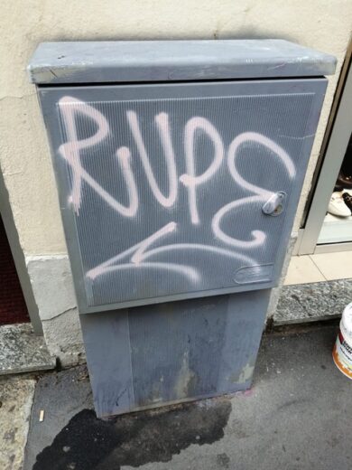 “Io la sentinella dei muri puliti contro i bulli dei graffiti” – VIDEO