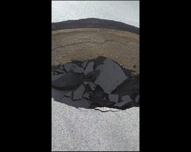 Voragine di due metri sul Raccordo Anas: “Schivata per miracolo”. La paura