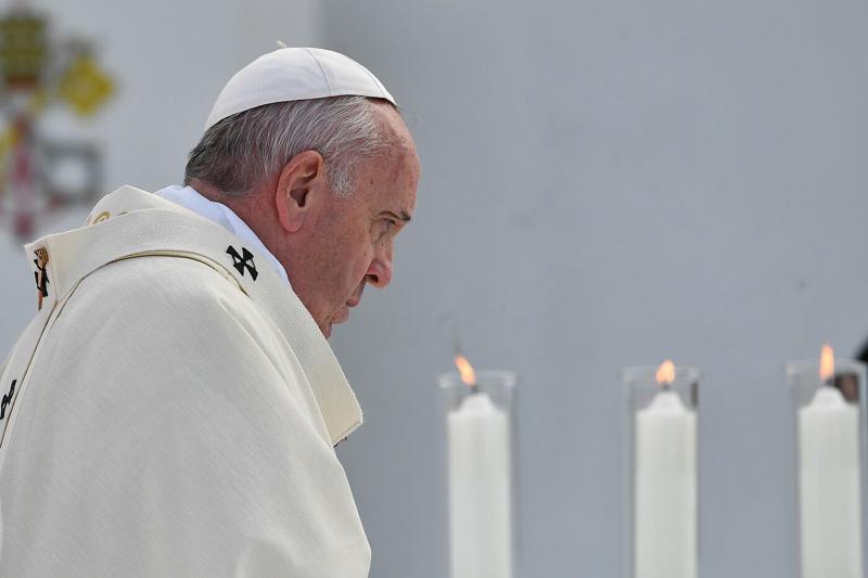 Unioni civili, il Papa tirato per la giacchetta: esplode la polemica Unioni civili, il Papa tirato per la giacchetta: esplode la polemica