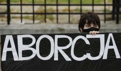 Polonia, aborto vietato in caso di malformazione del feto: approvata la legge