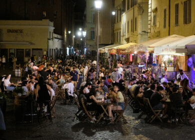 Movida addio, Raggi chiude le piazze nel weekend: off-limits dalle 21 alle 24
