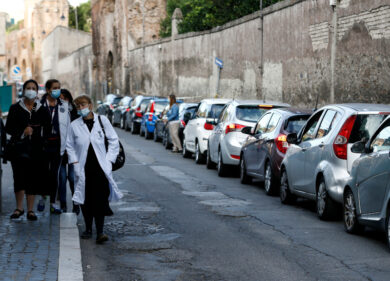 Caos tamponi: ai drive-in solo con prenotazione online. La mossa anti code