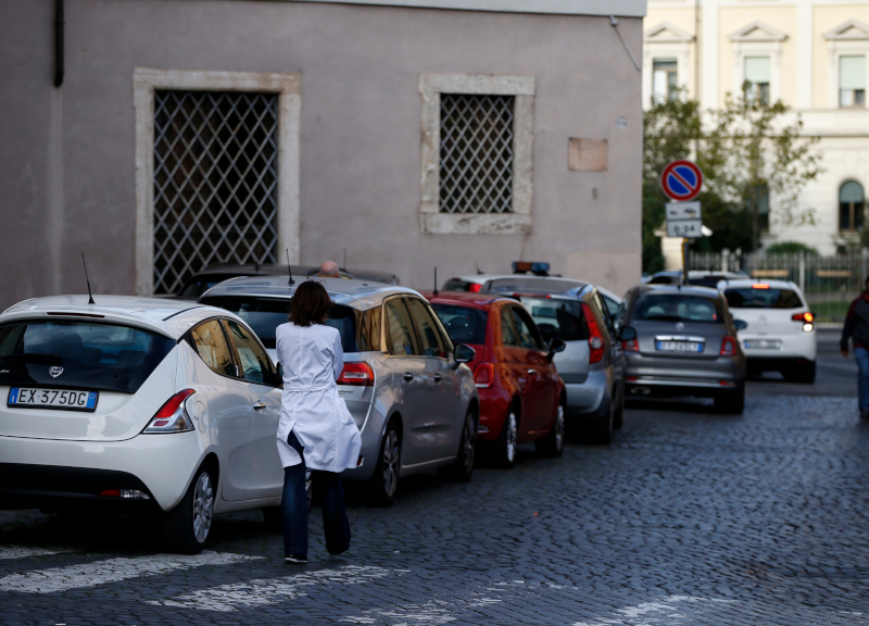 Caos tamponi: ai drive-in solo con prenotazione online. La mossa anti code