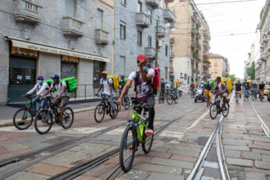 Dopo le campagne si passa al delivery. Le città aprono le porte al caporalato