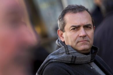 De Magistris in diretta Rai mentre Napoli è in rivolta contro il lockdown