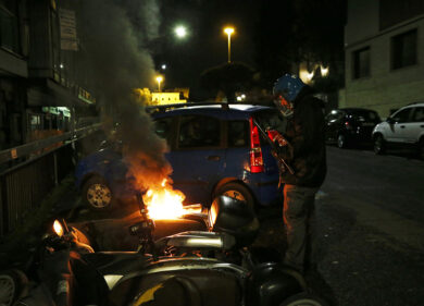 Rabbia da lockdown, notte di guerriglia a Roma. “Esplode” piazza del Popolo