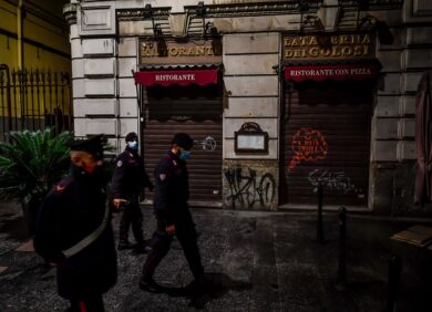 Covid, sale la tensione a Milano: domenica di proteste