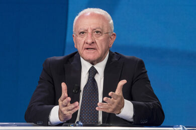 Campania, De Luca contro De Magistris: “Un fallito, in quarantena per 20 anni”