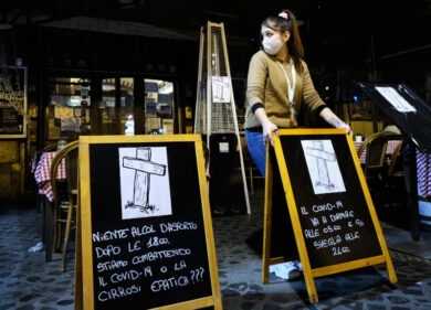 Covid, Sgarbi sfida il Dpcm Conte: a Sutri ristoranti aperti fino alle 22