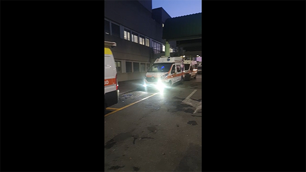 Virus, per un’ambulanza anche 9 ore di attesa. La fila dei mezzi a Tor Vergata Virus, per un’ambulanza anche 9 ore di attesa. La fila dei mezzi a Tor Vergata