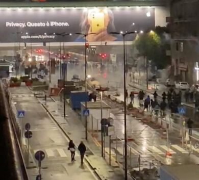 A Milano esplode la rabbia: molotov e scontri in corso Buenos Aires