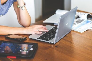Lui all’estero, non riesco a raggiungerlo. Possiamo dirci “Sì” con un click?