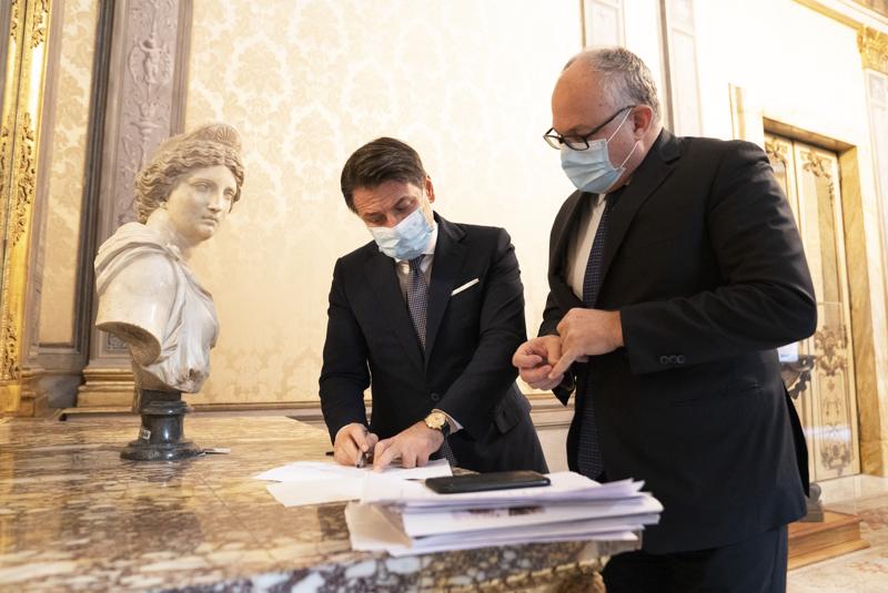 Conte: “I contributi a metà novembre. 5 miliardi per le categorie più colpite” Conte: “I contributi a metà novembre. 5 miliardi per le categorie più colpite”