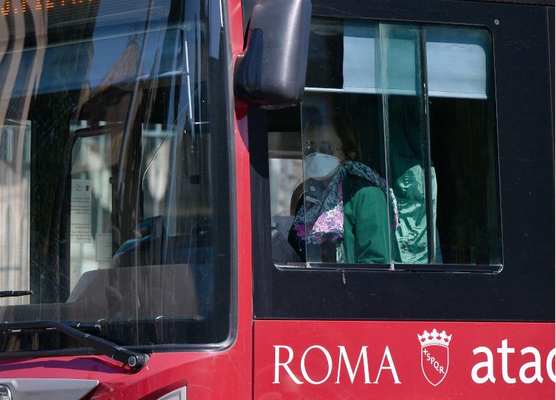 Autista Atac aggredita da un uomo: gli aveva chiesto di mettere la mascherina Autista Atac aggredita da un uomo: gli aveva chiesto di mettere la mascherina