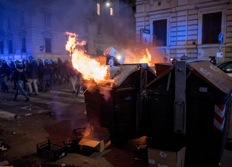 Guerriglia a piazza del Popolo: bombe carta e fiamme. Cariche della polizia