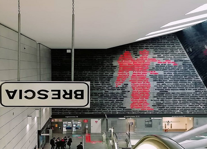 La Vittoria Alata di Isgrò alla stazione di Brescia. FOTO La Vittoria Alata di Isgrò alla stazione di Brescia. FOTO