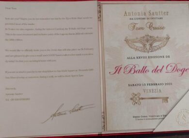 Tom Cruise a passeggio per Venezia con la mascherina firmata Antonia Sautter