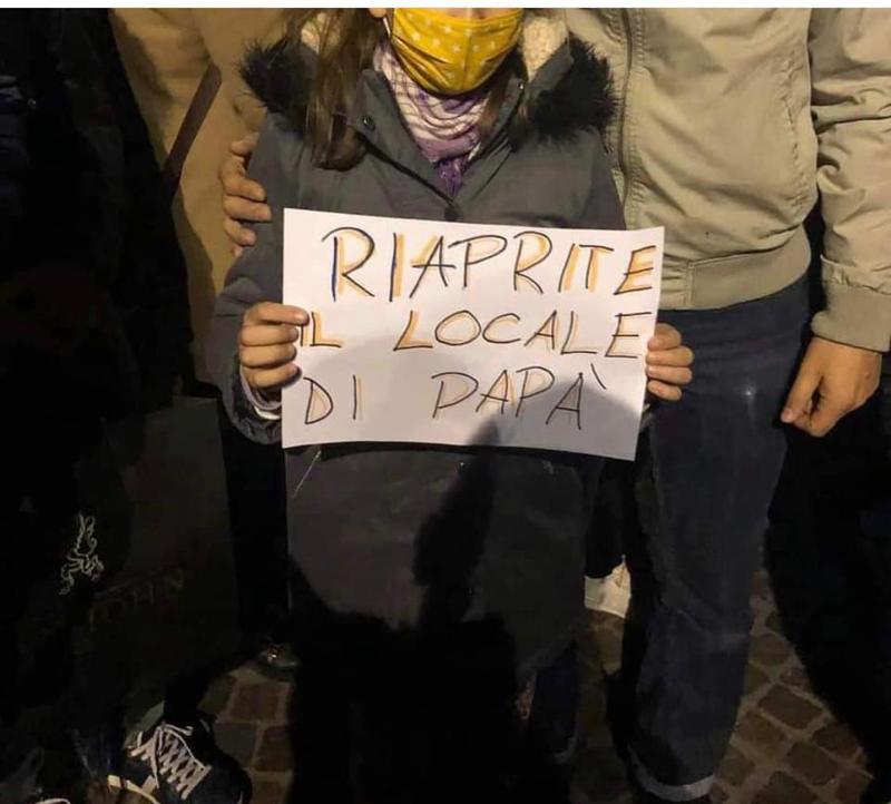 Ecco i “pericolosi estremisti”: una bambina che difende suo papà Ecco i “pericolosi estremisti”: una bambina che difende suo papà