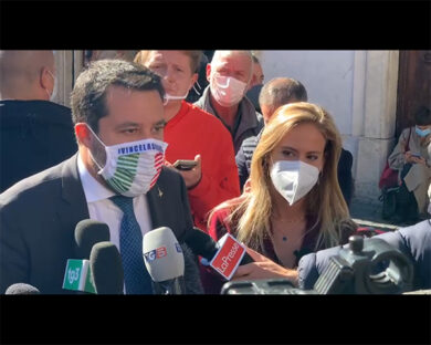 Lokdown ristoranti: fischi per Salvini al Pantheon: “Conte facci lavorare”