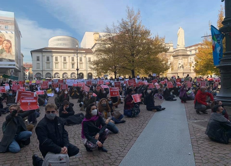 Covid, la protesta in piazza Scala dei lavoratori dello spettacolo Covid, la protesta in piazza Scala dei lavoratori dello spettacolo