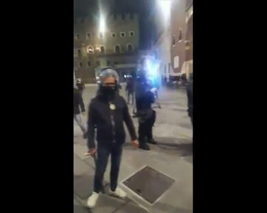 Verona, proteste in piazza: bombe carta e sedie contro la polizia