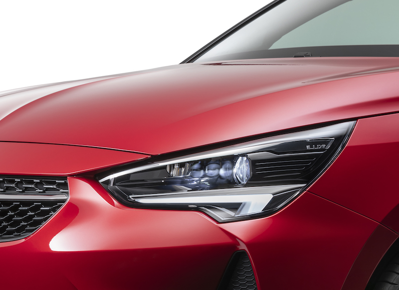La tecnologia dei fari adattivi Intellilux LED® di serie su molti modelli Opel La tecnologia dei fari adattivi Intellilux LED® di serie su molti modelli Opel