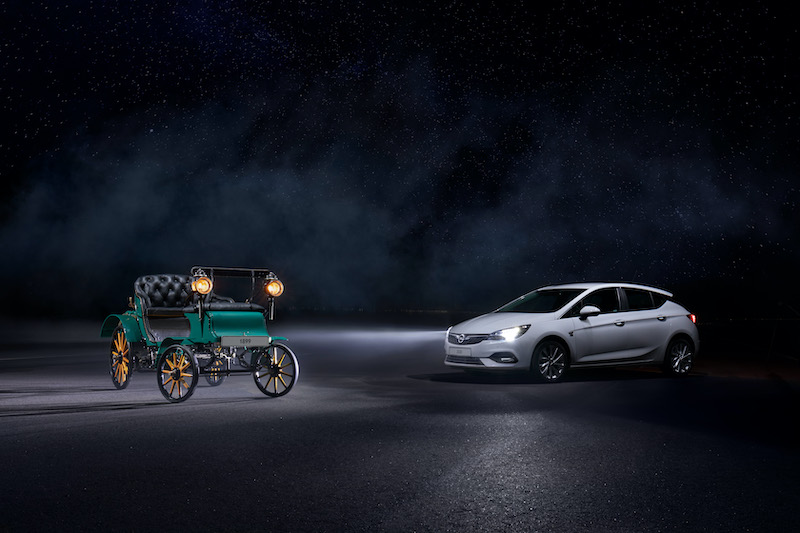 La tecnologia dei fari adattivi Intellilux LED® di serie su molti modelli Opel La tecnologia dei fari adattivi Intellilux LED® di serie su molti modelli Opel