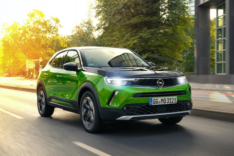 La tecnologia dei fari adattivi Intellilux LED® di serie su molti modelli Opel La tecnologia dei fari adattivi Intellilux LED® di serie su molti modelli Opel