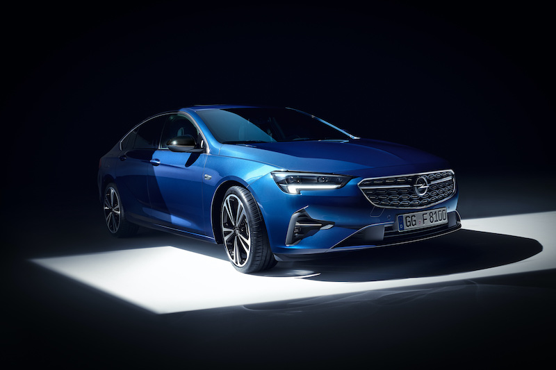 La tecnologia dei fari adattivi Intellilux LED® di serie su molti modelli Opel La tecnologia dei fari adattivi Intellilux LED® di serie su molti modelli Opel