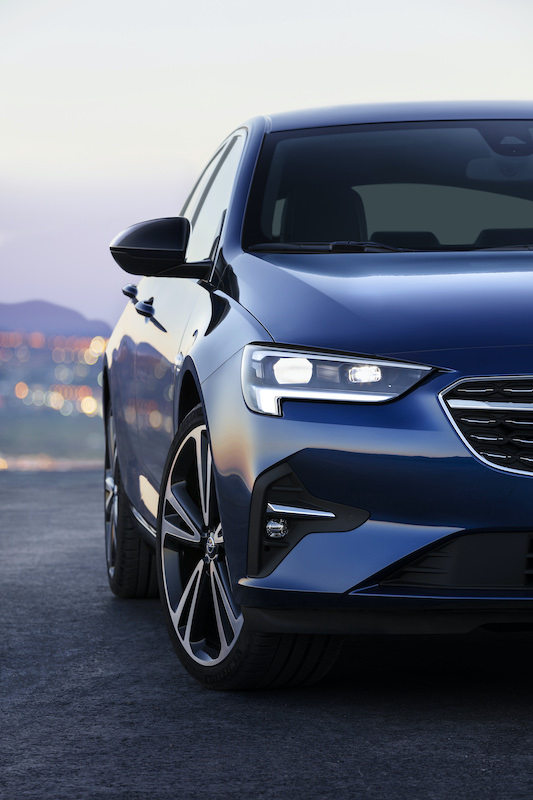 La tecnologia dei fari adattivi Intellilux LED® di serie su molti modelli Opel La tecnologia dei fari adattivi Intellilux LED® di serie su molti modelli Opel