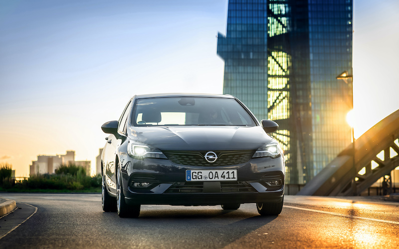 La tecnologia dei fari adattivi Intellilux LED® di serie su molti modelli Opel La tecnologia dei fari adattivi Intellilux LED® di serie su molti modelli Opel