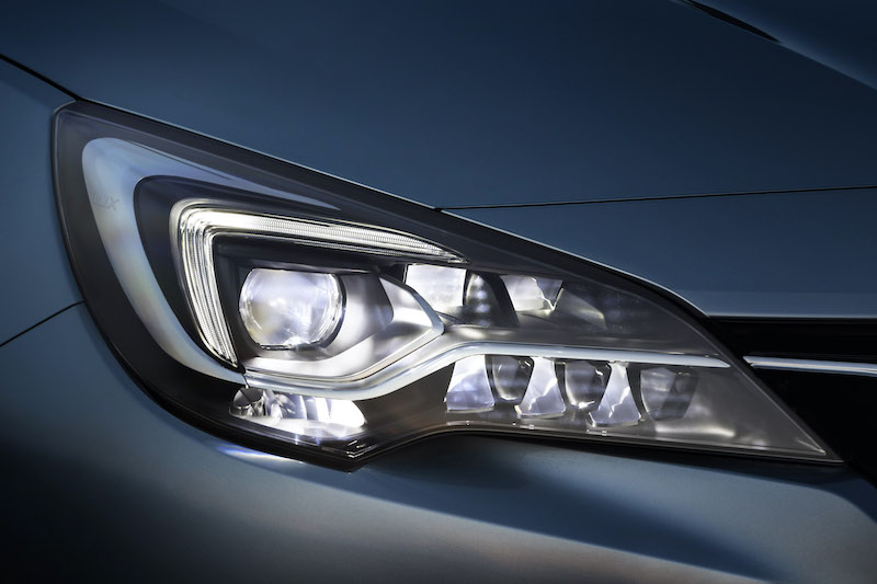 La tecnologia dei fari adattivi Intellilux LED® di serie su molti modelli Opel La tecnologia dei fari adattivi Intellilux LED® di serie su molti modelli Opel
